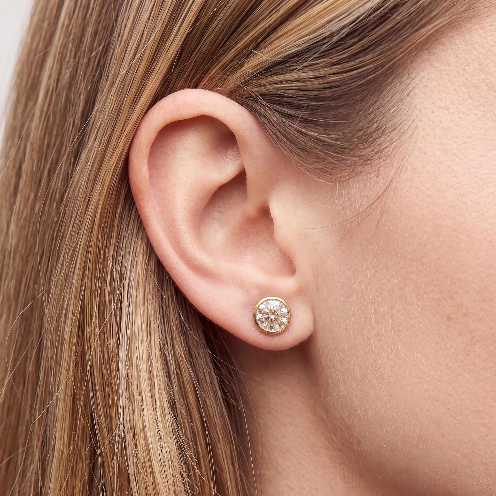 The Sleek Power Bezel Studs (18K)